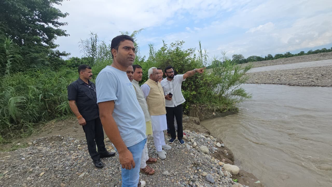 बाढ़ प्रभावित क्षेत्रों का मंत्री और विधायक ने किया स्थलीय निरीक्षण, अधिकारियों को त्वरित कार्रवाई के निर्देश, गौहरी माफी में सौंग नदी का बढ़ता कटाव बना चुनौती, स्थायी समाधान पर जोर