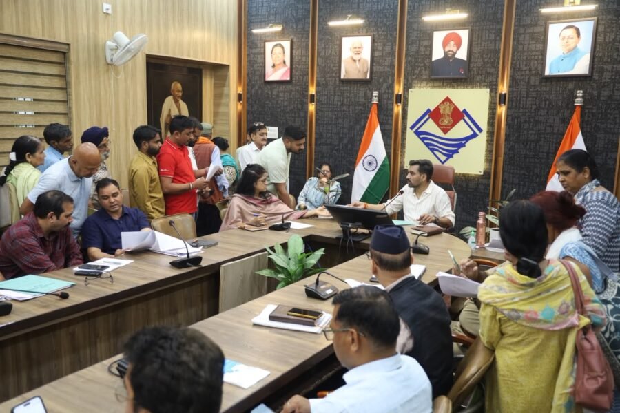 समाधान दिवस में डीएम डॉ. आशीष चौहान ने 109 फरियादियों की सुनी समस्याएं, अधिकांश मामलों का मौके पर किया निस्तारण