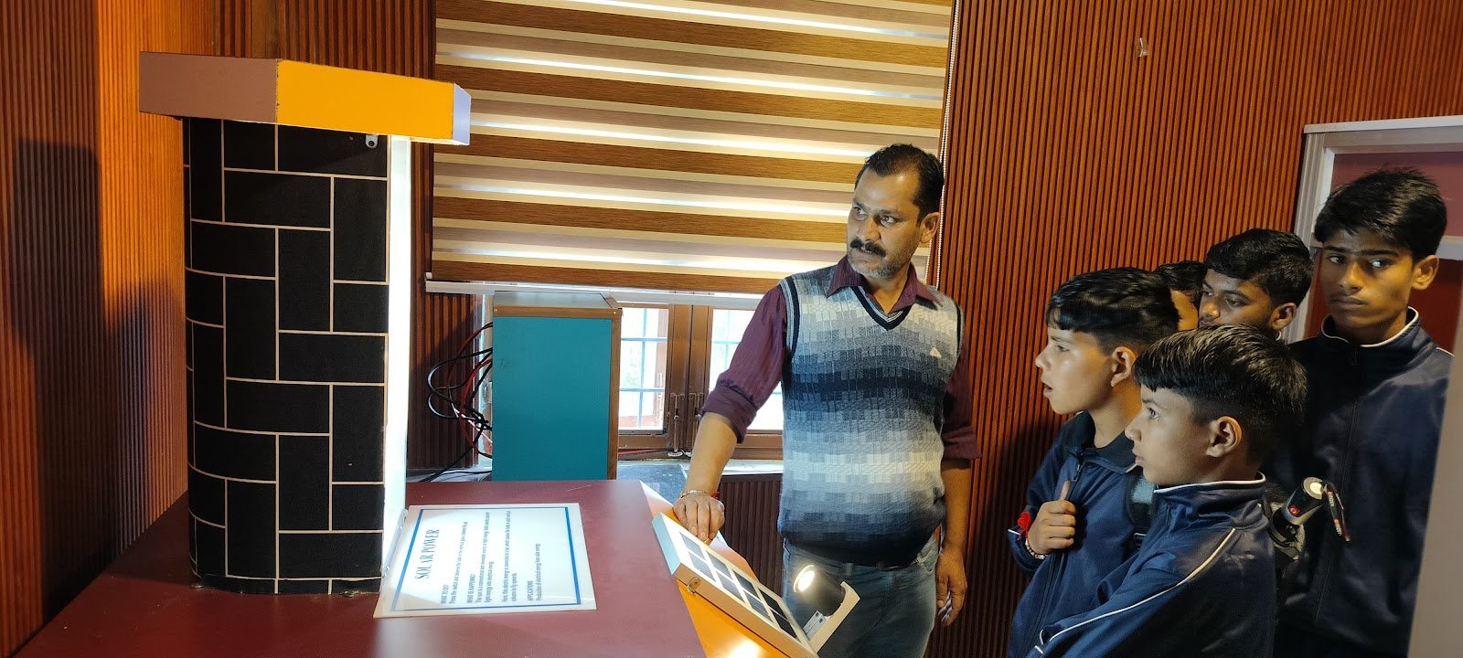 डॉ अंबेडकर विज्ञान संग्रहालय में छात्र-छात्रा प्रयोगों के जरिए समझ रहे विज्ञान