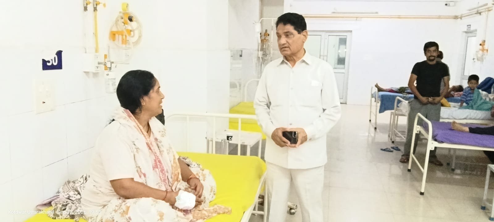 देर शाम बेस अस्पताल पहुंचे पूर्व स्वास्थ्य मंत्री सुरेन्द्र सिंह नेगी, वायरल संक्रमण एवं अन्य मरीजों का जाना हाल