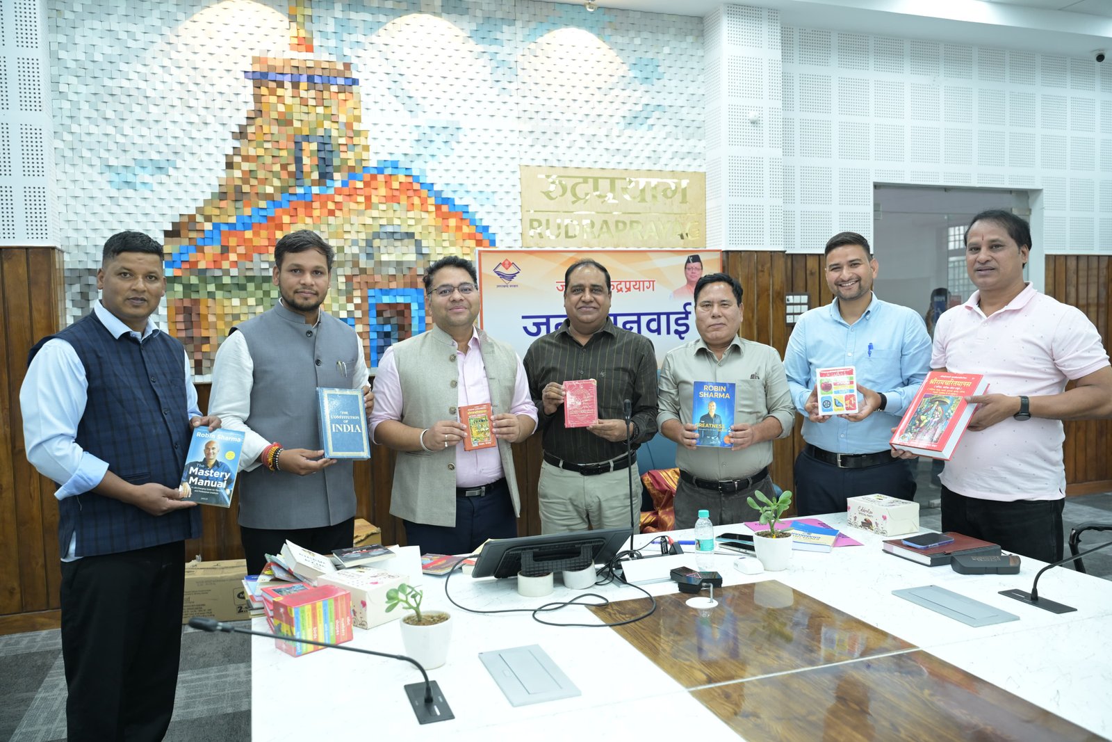 ‘एक पुस्तक दान करें, ज्ञान का वृक्ष लगाएं’ अभियान को मिला सहयोग, डॉ. विनीत पोस्ती ने भेंट कीं 35 पुस्तकें