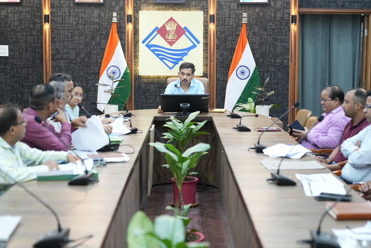 जल जीवन मिशन की लंबित योजनाओं को सर्वाेच्च प्राथमिकता से पूरा करें – डीएम डॉ. आशीष चौहान