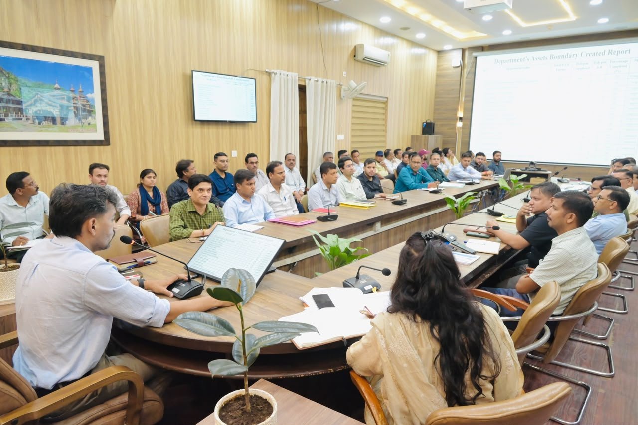 सरकारी भूमि से तत्काल हटाएं अतिक्रमण, पॉलीगॉन मैपिंग न करने वाले 12 विभागों को डीएम का नोटिस