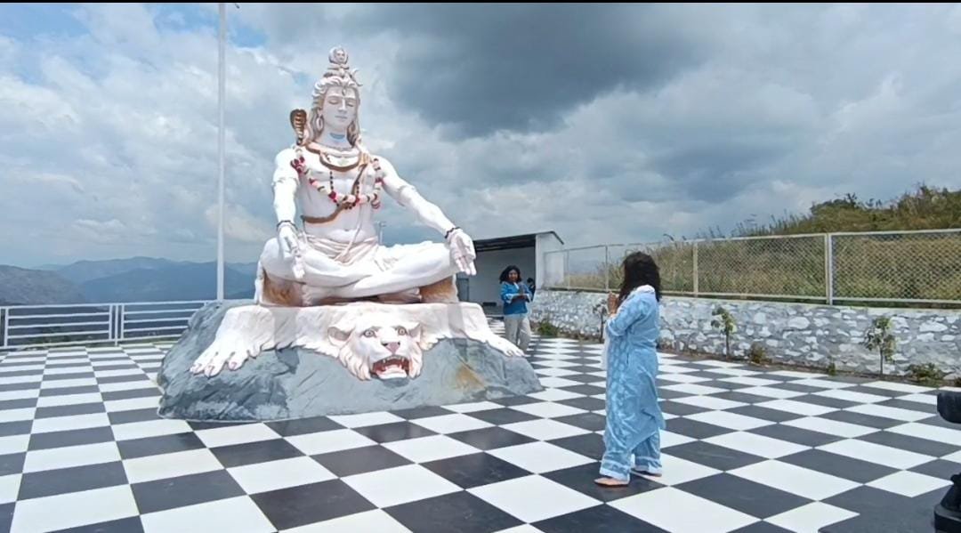 पहाड़ की चोटी पर शिव का धाम……. जहां पहुंचकर ठहर जाता है मन, मटोगी गांव का ध्यान धारेश्वर महादेव मंदिर बना आस्था और आध्यात्मिक शांति का केंद्र, प्रकृति की गोद में योग और ध्यान से सकारात्मक ऊर्जा महसूस कर रहे श्रद्धालु