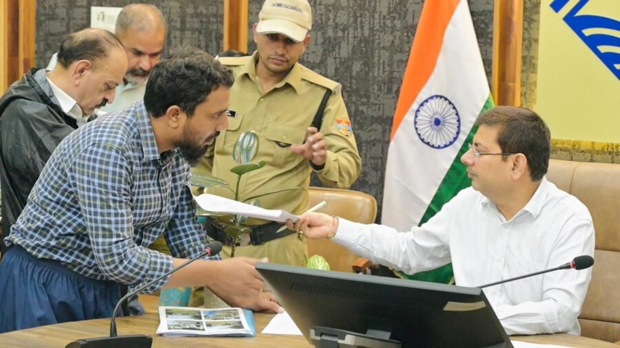 समाधान दिवस में 102 शिकायतें दर्ज, एडीएम केके मिश्रा ने अधिकारियों को समयबद्ध निस्तारण के दिए निर्देश, निवेश के नाम पर लाखों की ठगी और नौकरी दिलाने के नाम पर धोखाधड़ी के मामले भी पहुंचे