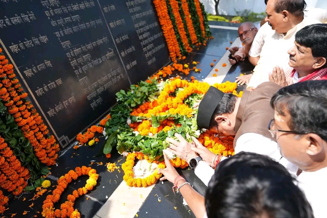 रामपुर तिराहा में मुख्यमंत्री धामी ने शहीद आंदोलनकारियों को दी श्रद्धांजलि
