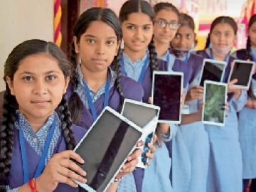 उत्तराखण्ड : सरकारी स्कूलों के विद्यार्थियों को टैबलेट देने की तैयारी तेज