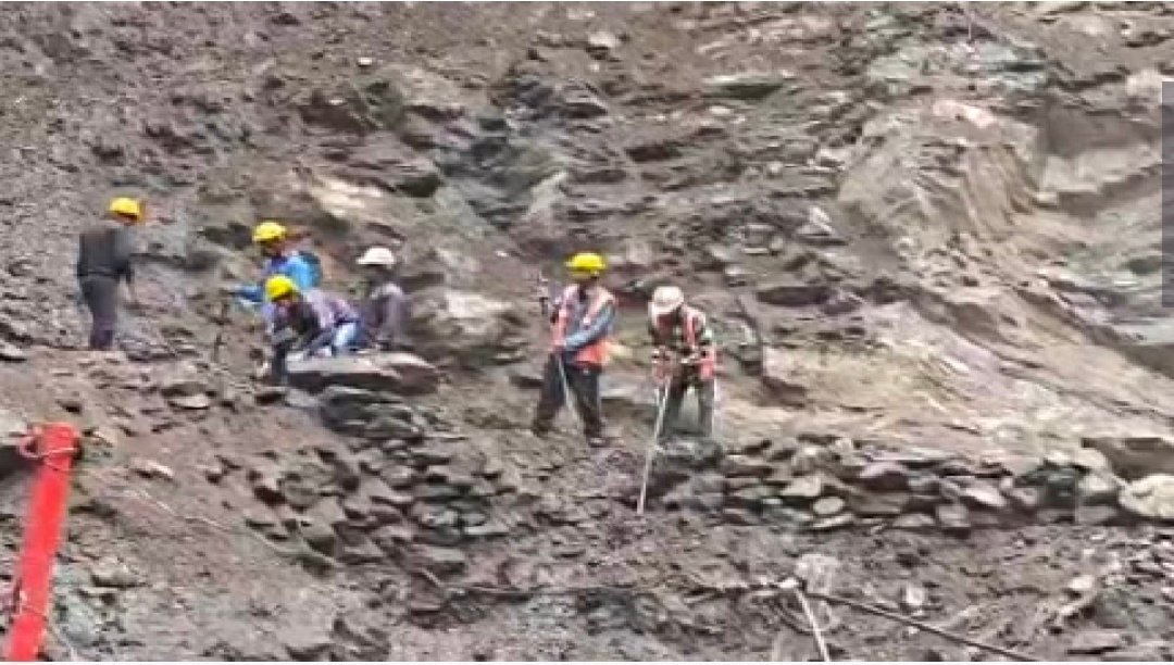 केदारनाथ पैदल मार्ग बंद : चीरबासा में मलबा और पत्थर गिरने से रास्ता अवरुद्ध, गौरीकुंड में रोके गए यात्री