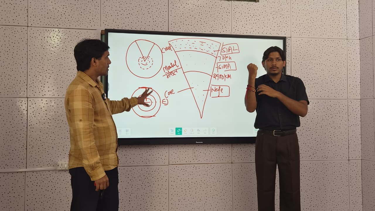मुख्यमंत्री पुष्कर सिंह धामी की पहल से दिव्यांग युवाओं के लिए आसान हुई IAS-PCS बनने की राह, गांवों में बैठे मिल रही मुफ्त कोचिंग